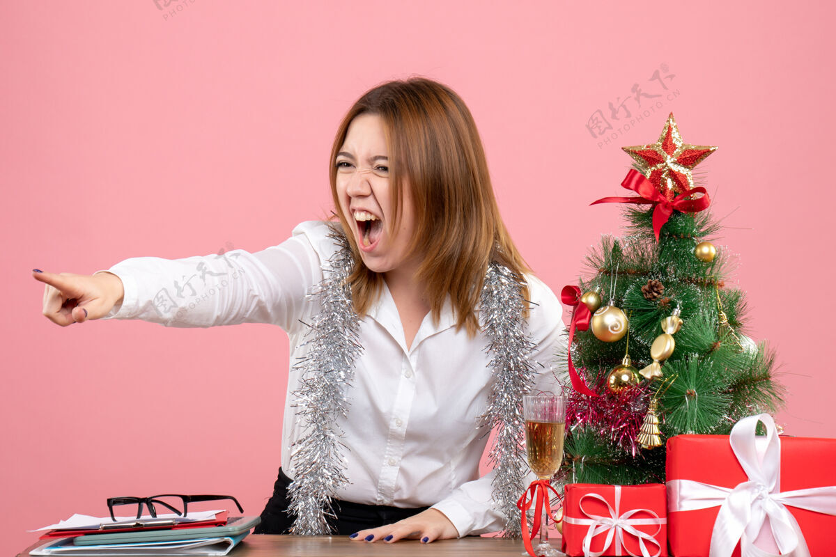 成人女工围坐在粉色的圣诞礼物旁的正视图情感女工礼物
