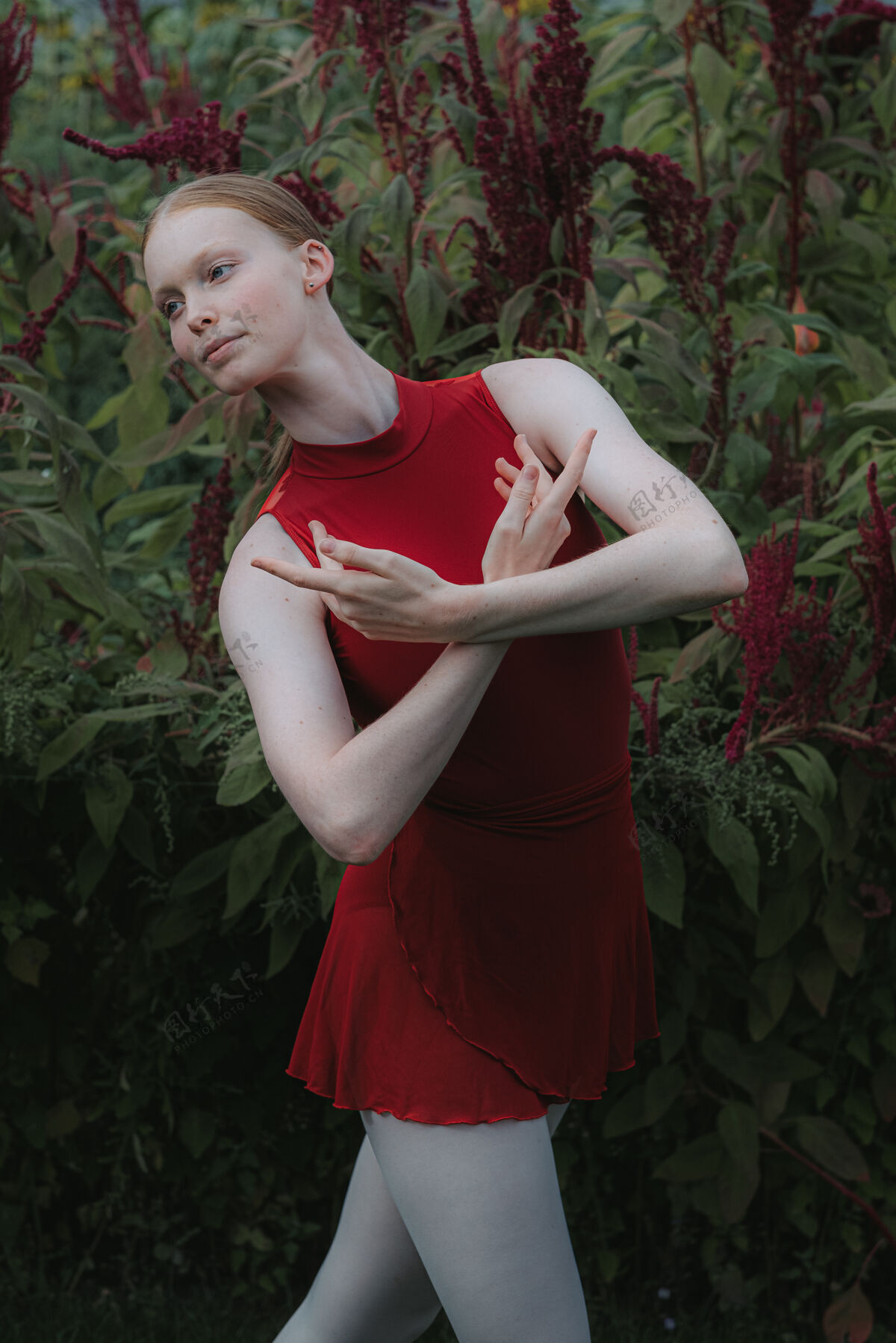 训练一个穿着勃艮第服装的高加索女芭蕾舞演员的垂直镜头勃艮第姿势自由