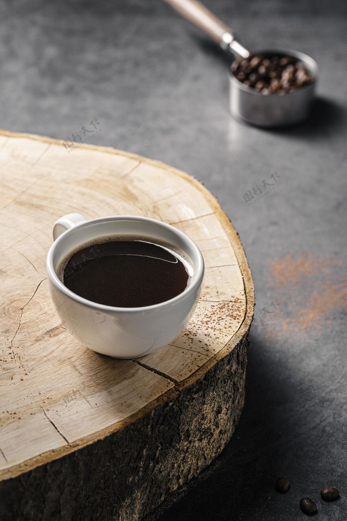 咖啡豆高角度的咖啡杯在木板上高芳香木头