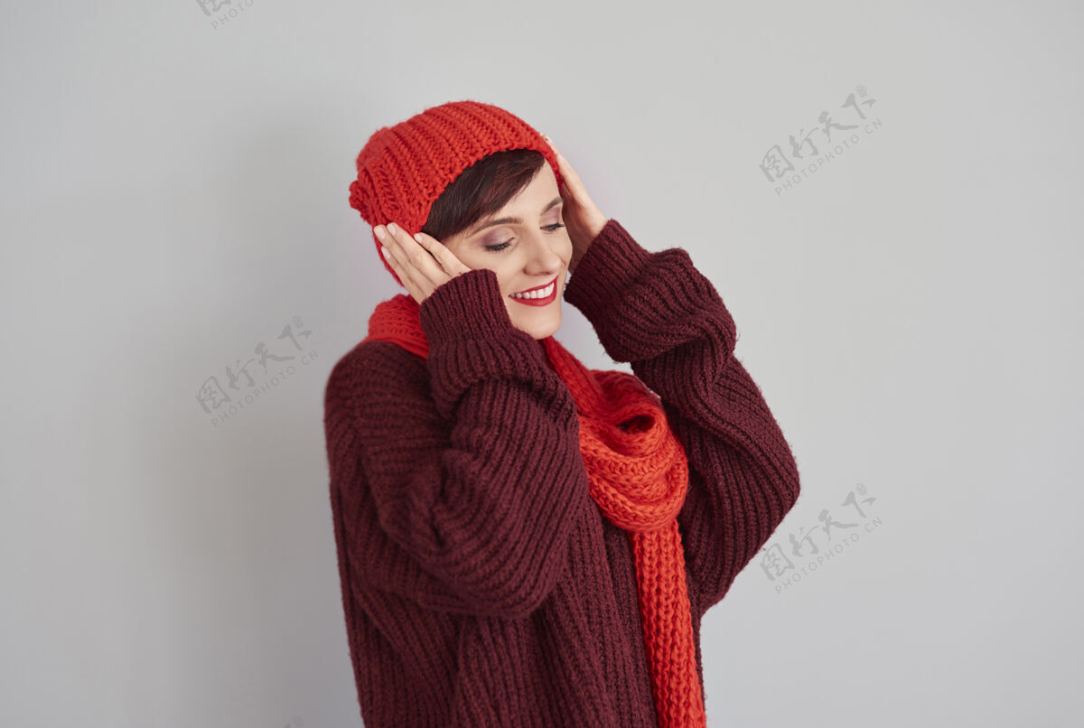 前面看头戴暖帽的女人保暖衣服围巾休闲服