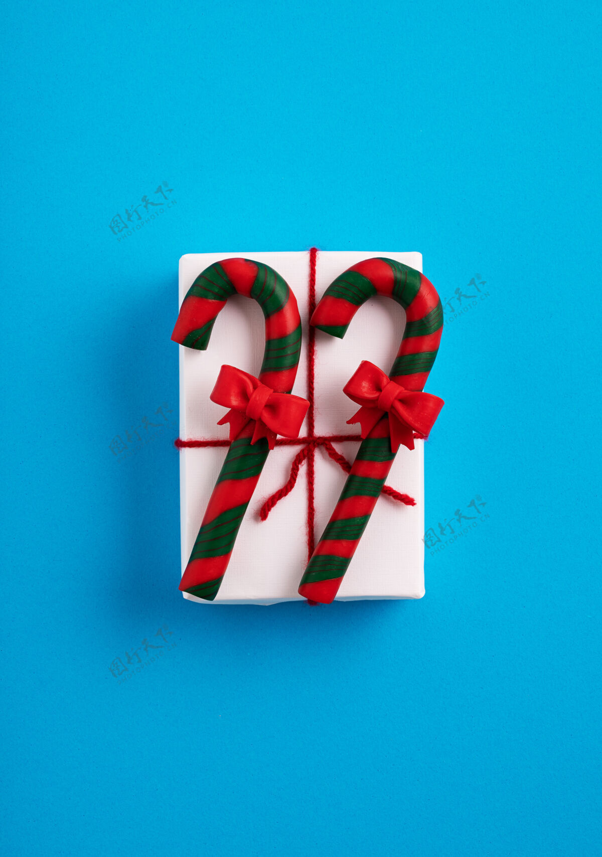 礼物圣诞礼品盒与红色丝带装饰糖果手杖五颜六色糖果五颜六色
