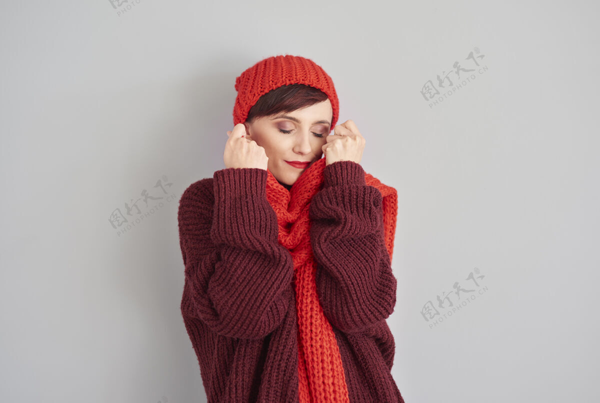 寒冷穿着舒适柔软冬装的女人头发眼睛闭上欢乐