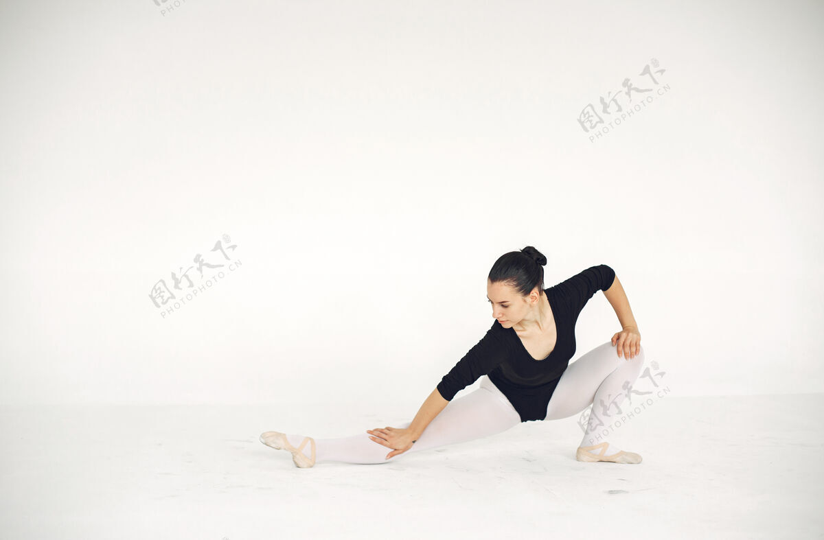 鞋漂亮的芭蕾舞演员尖角的芭蕾舞演员排练柔韧性活跃