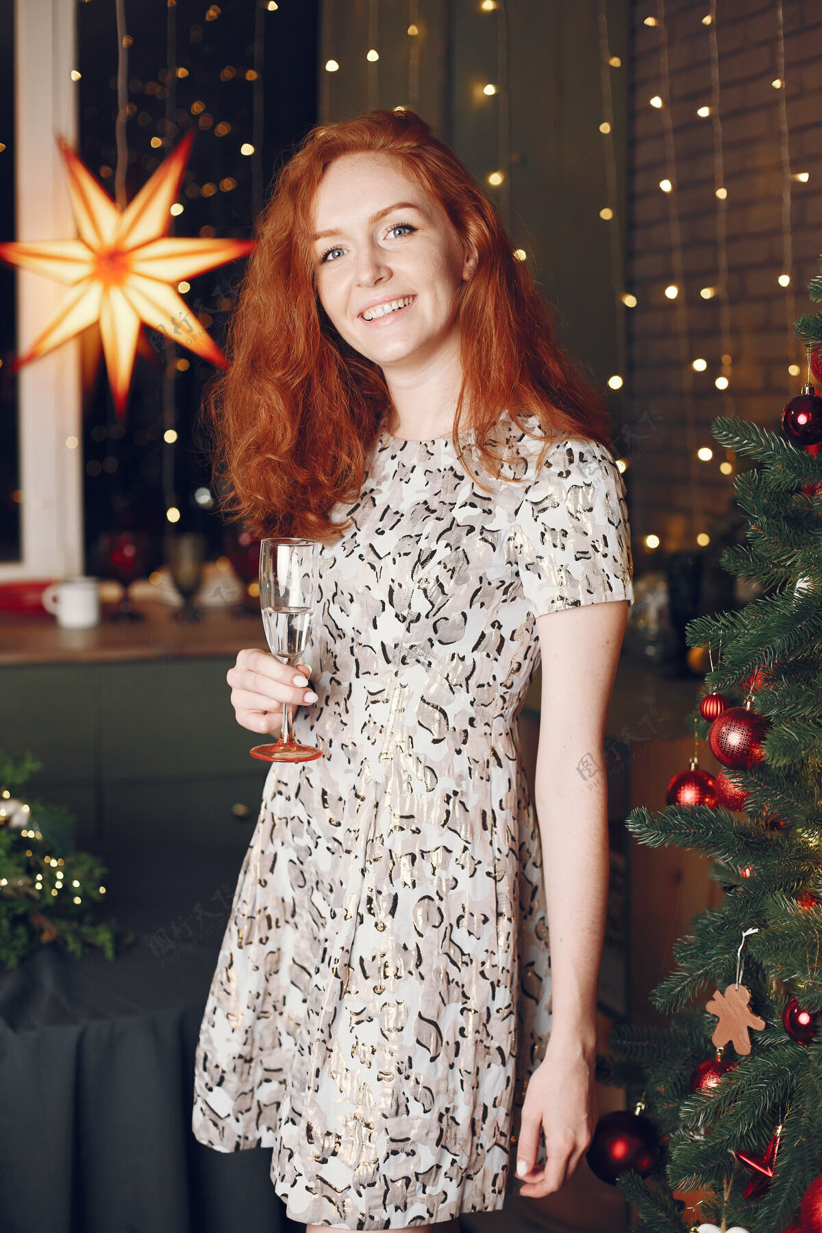 新年优雅的女士在圣诞树旁女士在家拿香槟红发前夜装饰