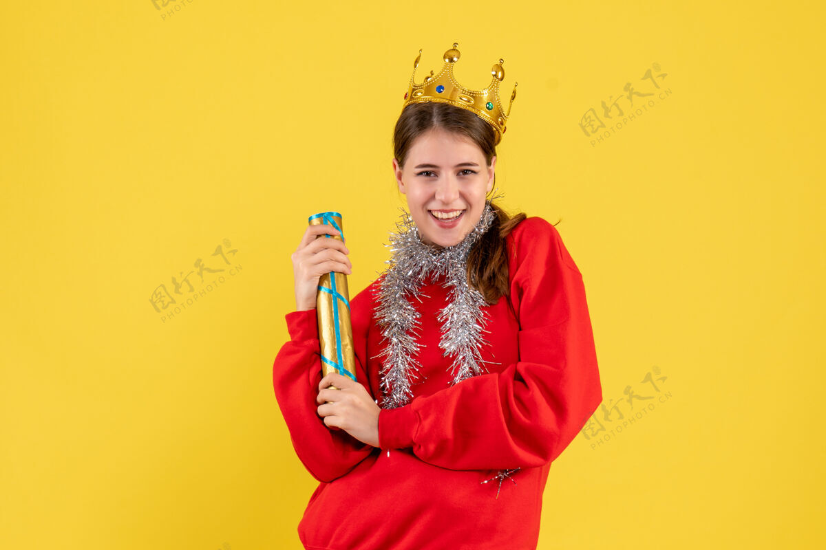 毛衣前视图微笑的女孩与红色毛衣举行派对波普圣诞节派对红色