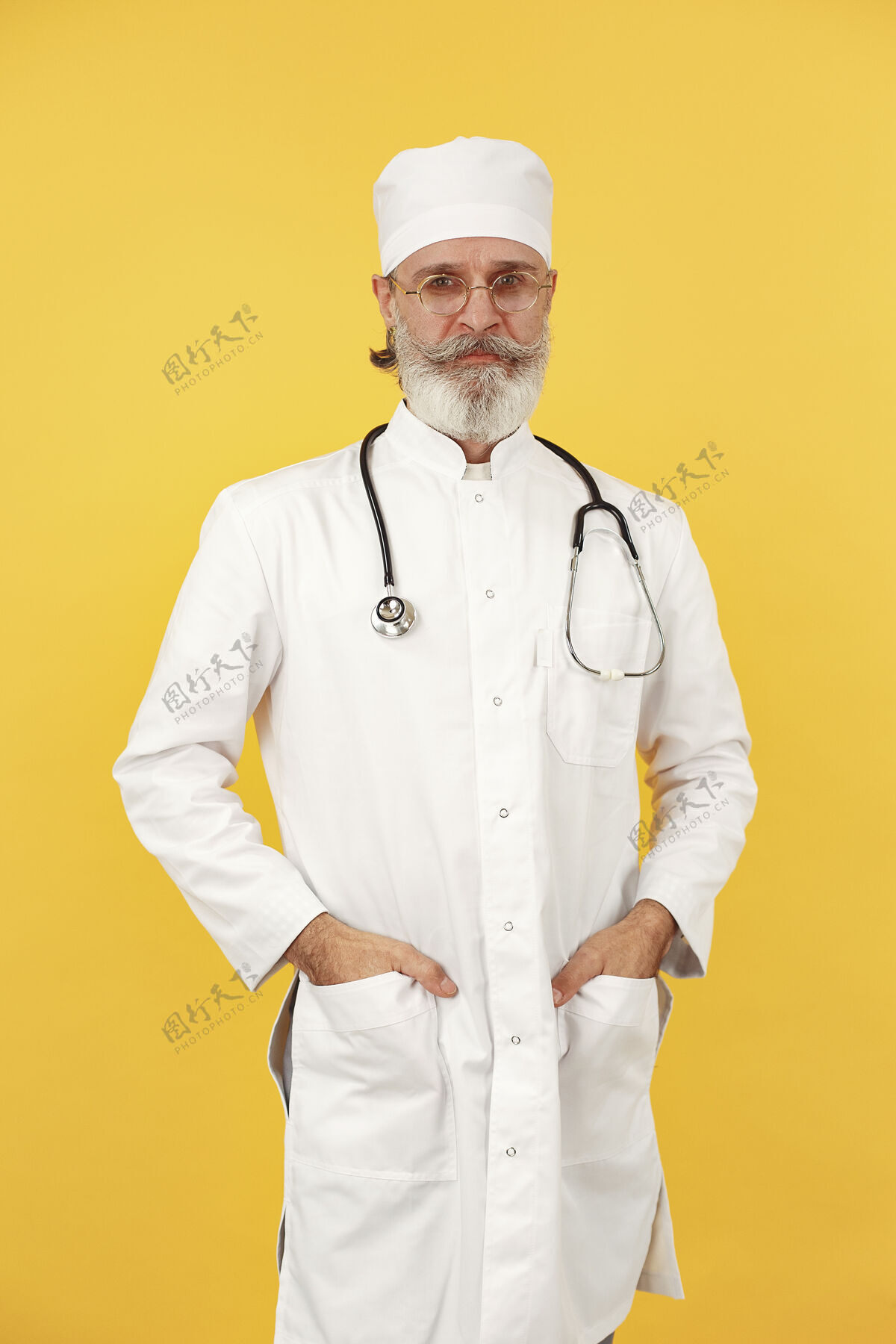 教授带着听诊器微笑的医生孤立的外套表情老年人