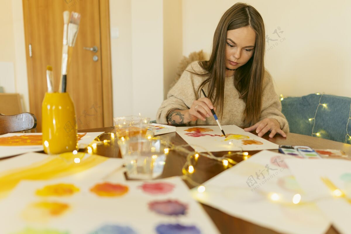 艺术艺术家坐在书桌旁工作人才绘画绘画