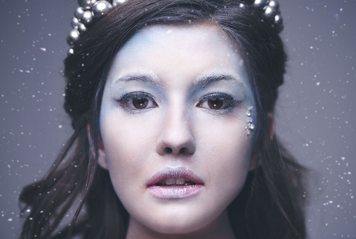 霜冻冰女王的人脸特写镜头化妆幻想制造