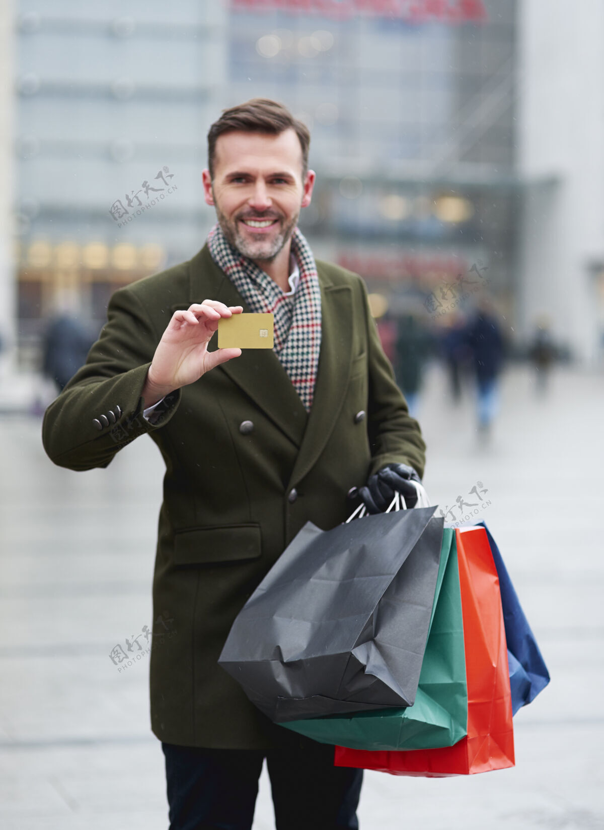商店男人用信用卡支付冬季购物购物袋美丽的人兴奋