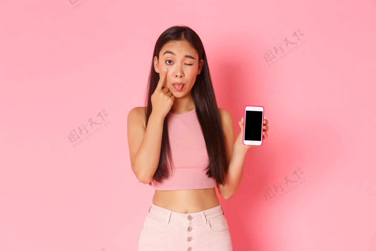 日语用手机描绘富有表现力的年轻女子应用程序亚洲表情