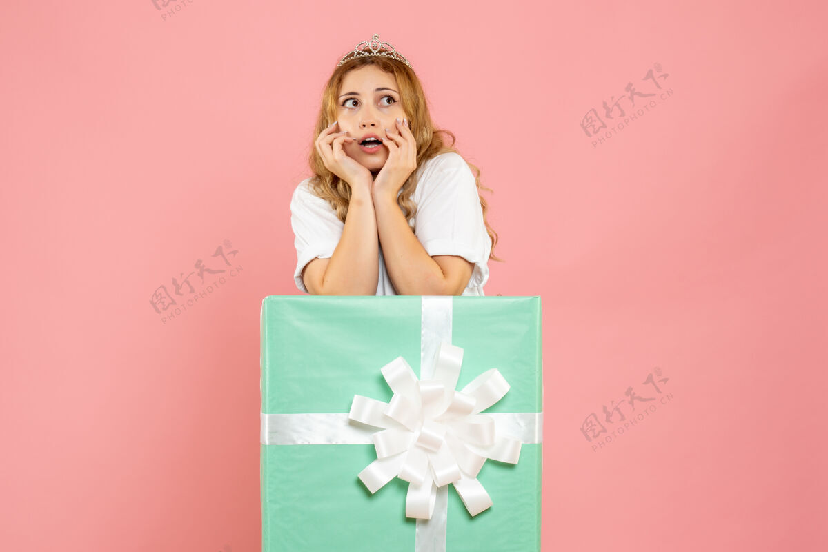 女性蓝色礼品盒内的年轻女性正面图年份圣诞盒子