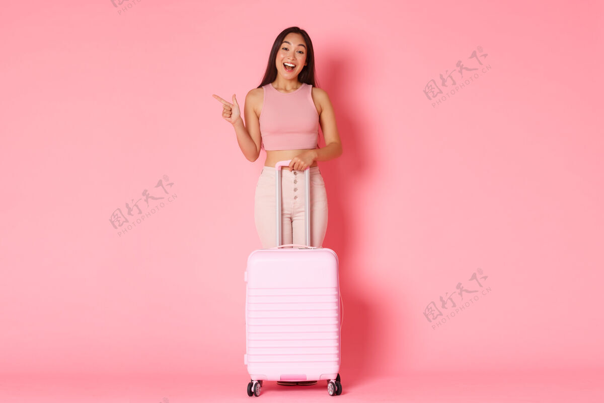 年轻带着手提箱的年轻女子漂亮旅行韩国
