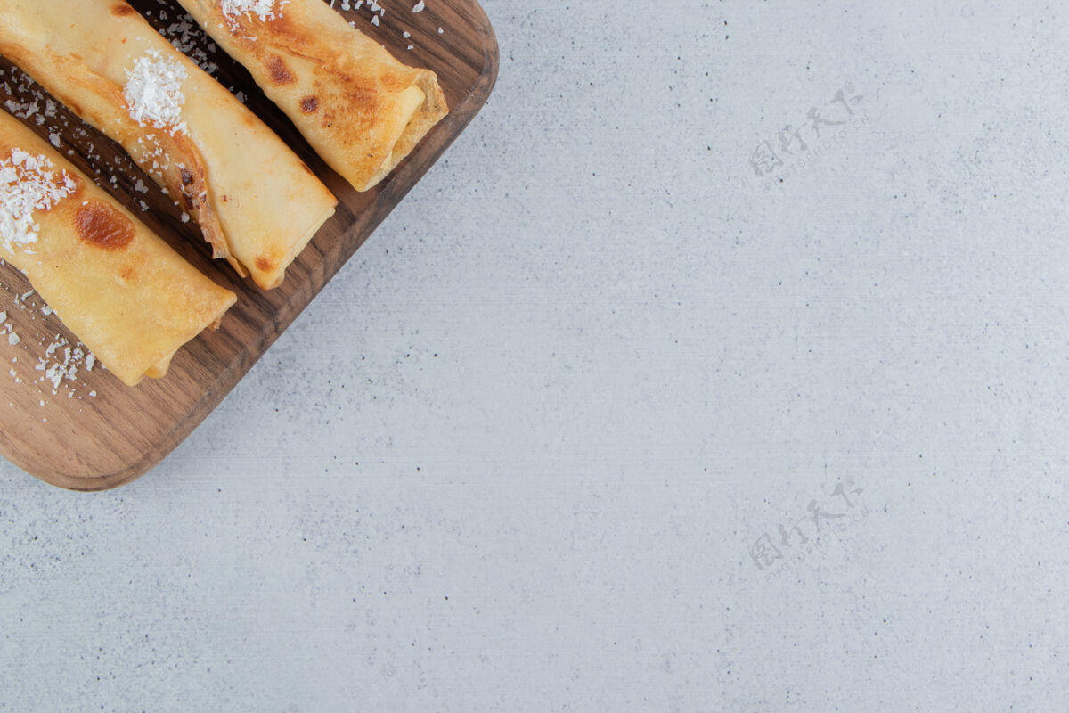 早餐在大理石背景的木板上做煎饼美味商品糖