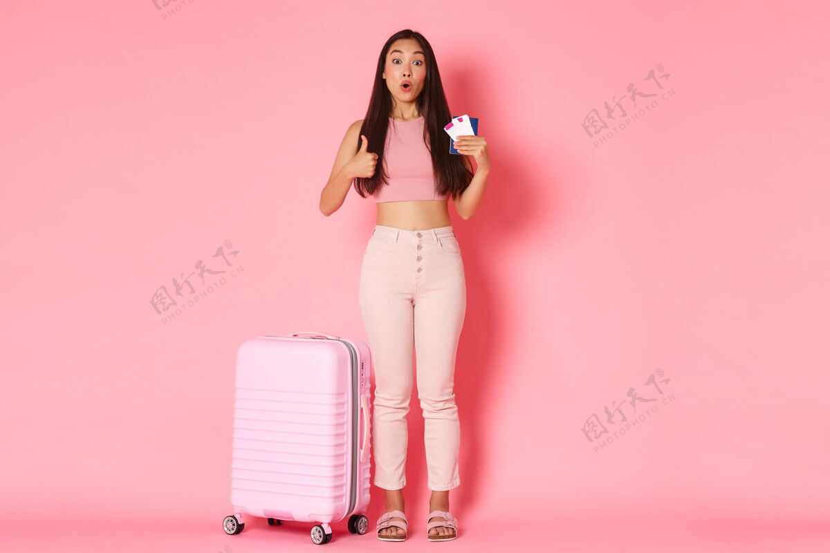 亚洲带着手提箱的年轻女子全长旅行旅行社