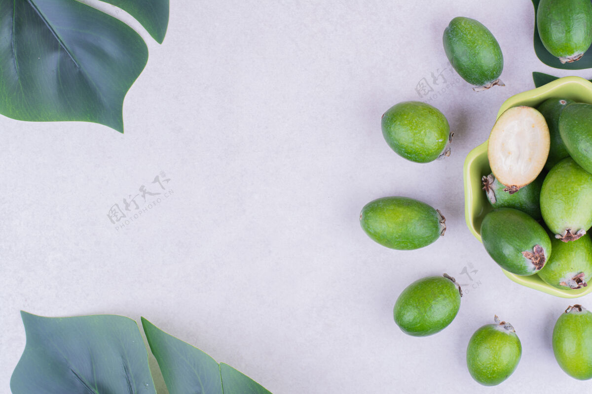 生物绿色的飞珠在一个有叶子的杯子里食物水果热带