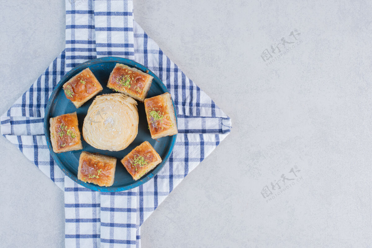 Baklava各种美味的甜点放在木板上甜点美味喜悦