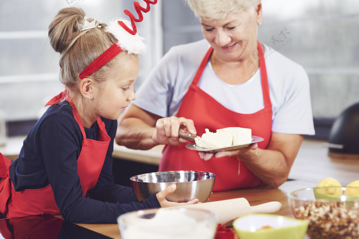 教学奶奶和孙女在厨房做饭孩子厨房握