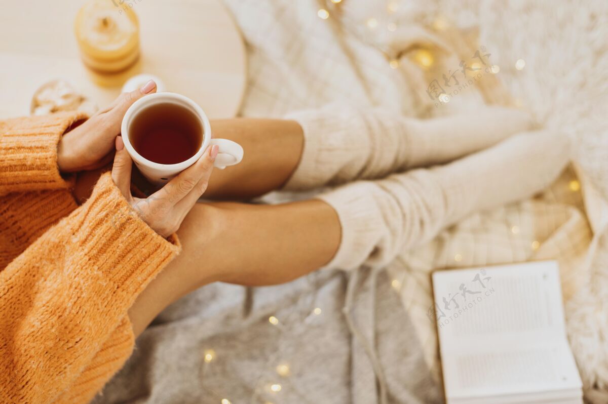 假日一杯茶享受寒假的女人愉快温暖家