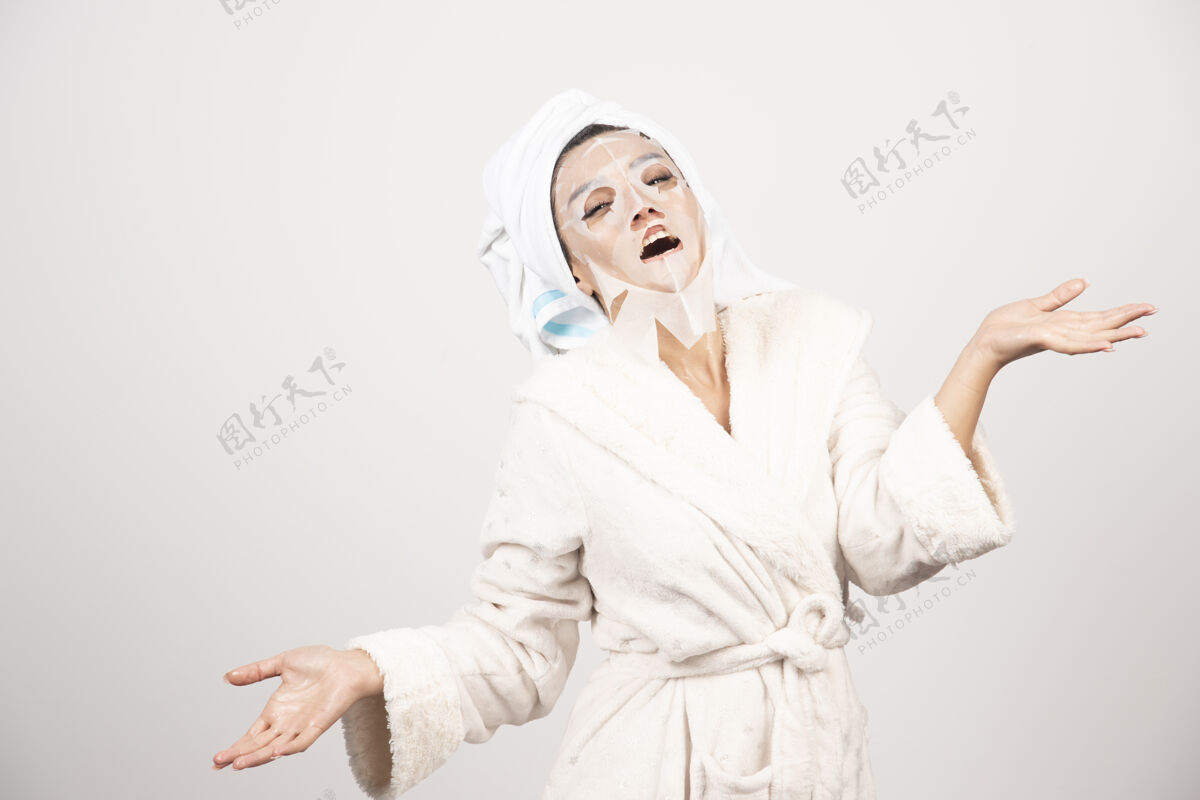 美容穿着浴衣和带面罩的毛巾的女人漂亮水疗女士