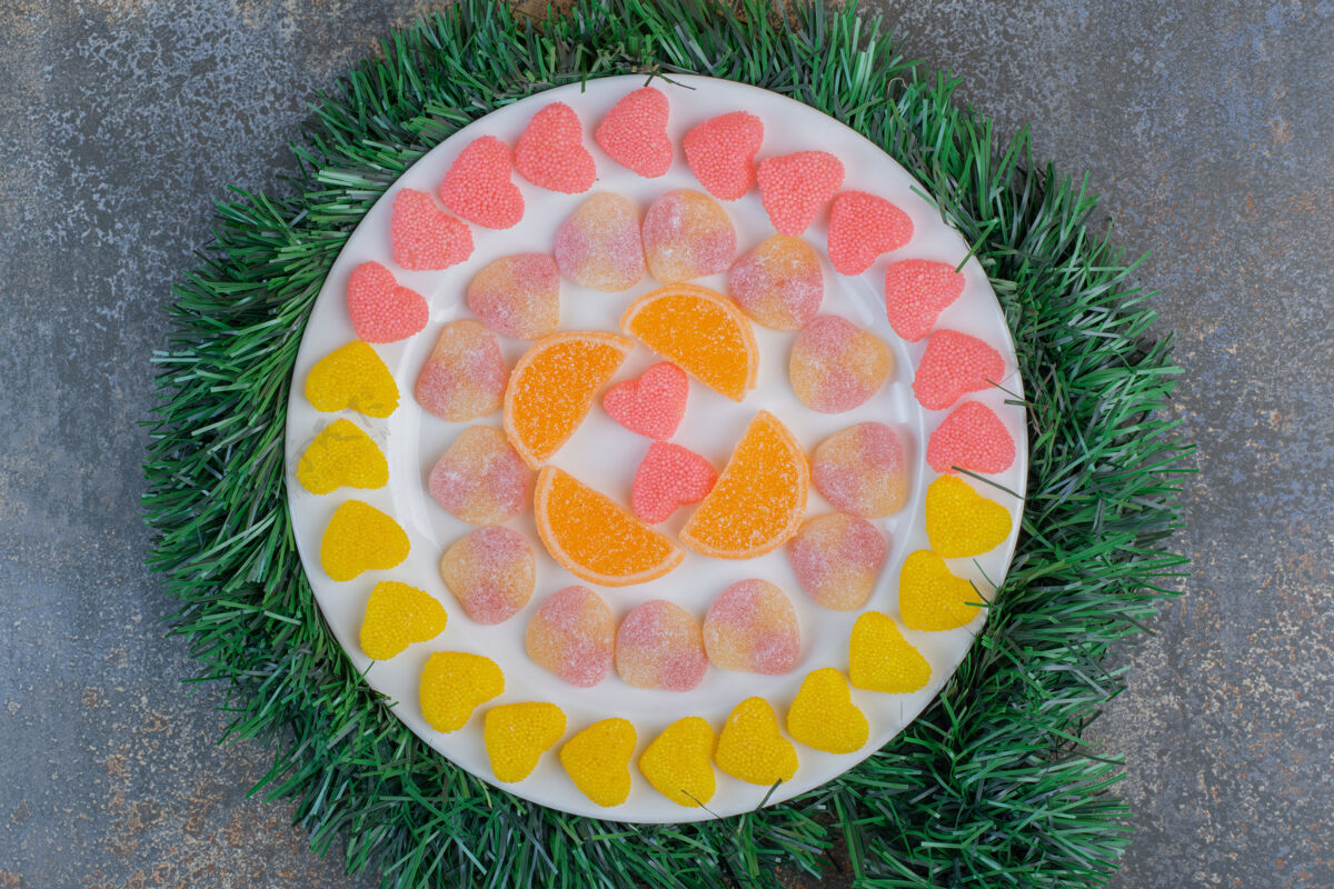 甜点一个白色的盘子里装满了各种多汁多彩的果冻糖高品质的照片小吃美味食物