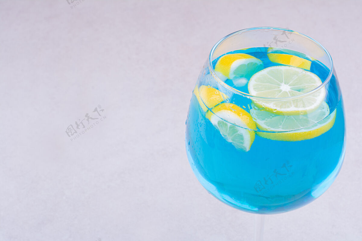 鸡尾酒加柠檬片的蓝色饮料点心水未来派