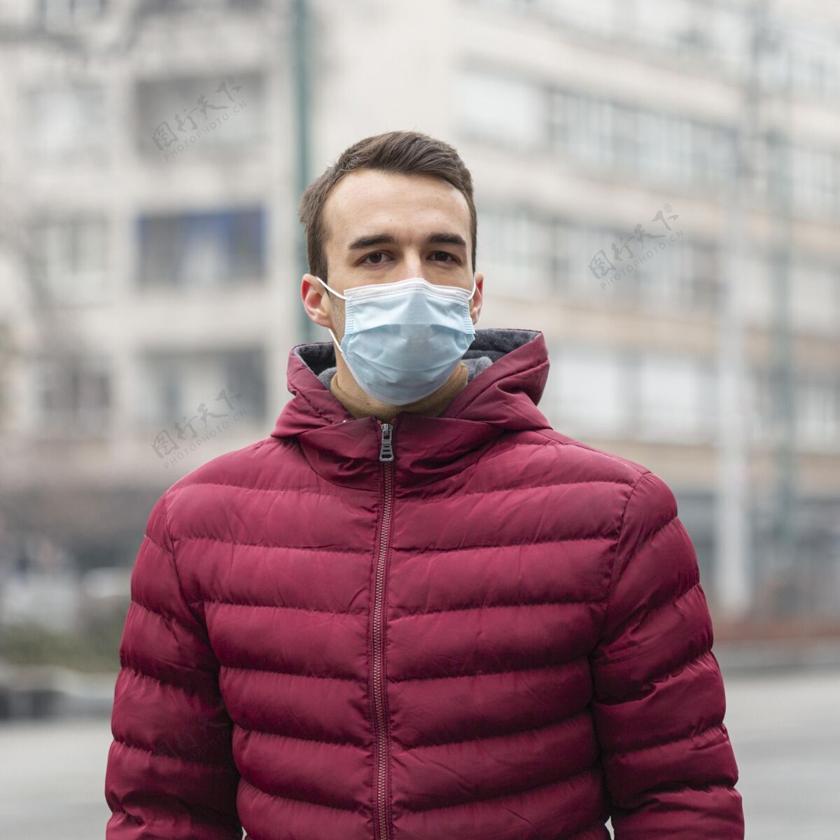 预防城市里戴着医用面罩的人的正视图人预防冠状病毒