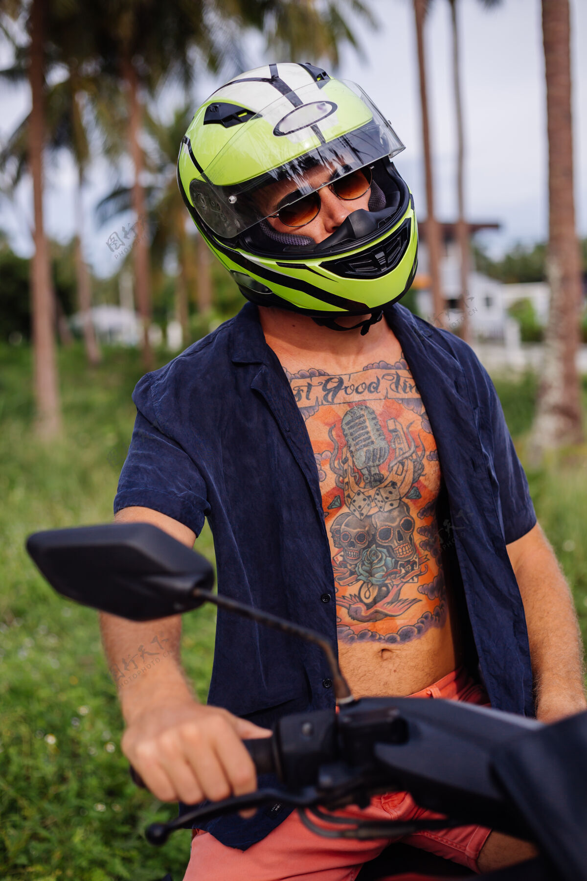 车辆在热带丛林的田野上纹着红色摩托车的壮汉运动自然服务