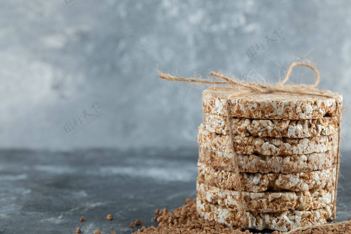饼干美味的脆面包和生荞麦放在大理石表面零食绑的脆的