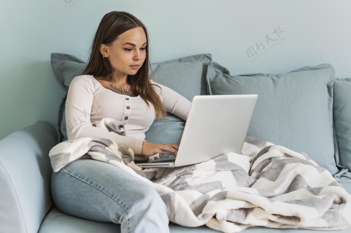 Covid19大流行期间 家里的妇女在用笔记本电脑工作横向女性病毒