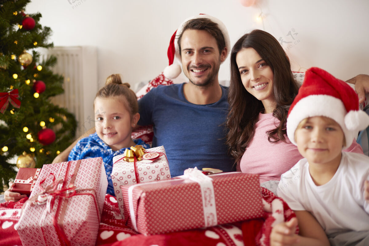 儿子圣诞快乐家庭的画像装饰圣诞树盒子