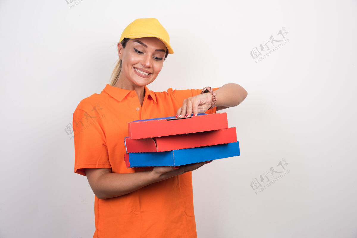 成人送披萨的女人正高兴地打开披萨盒披萨年轻服务