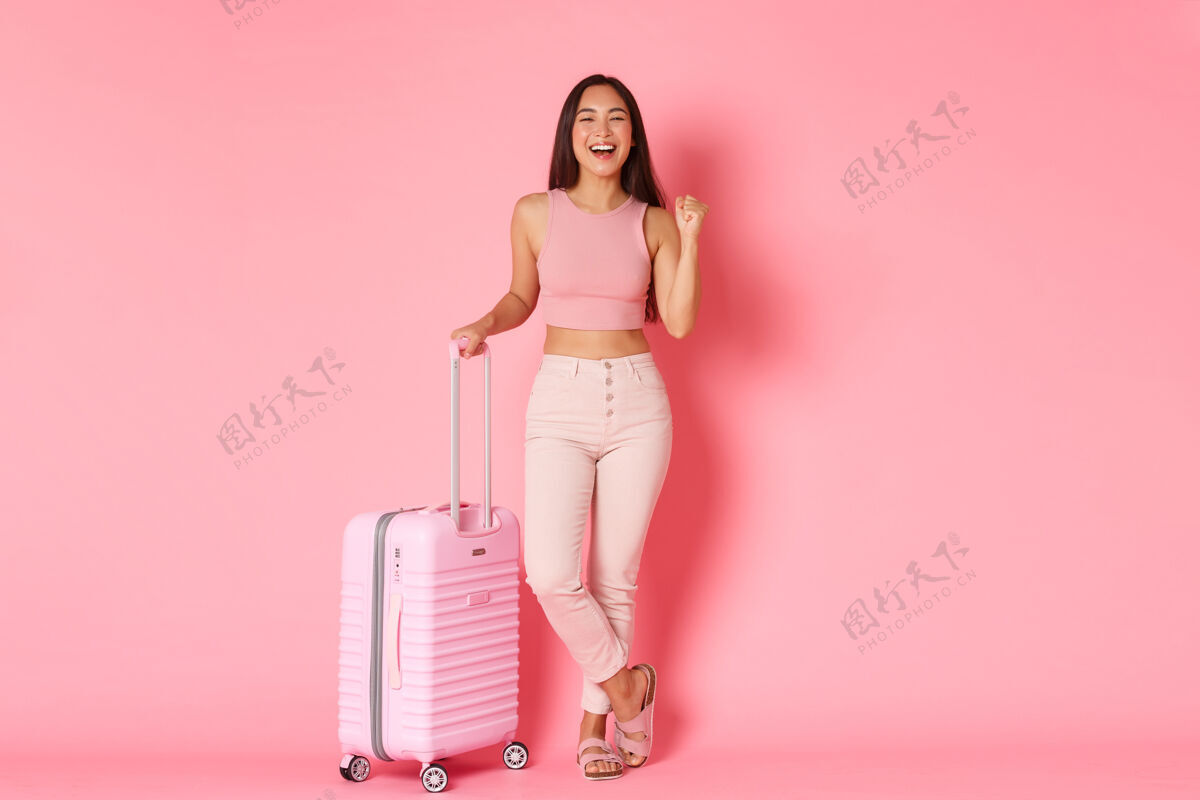 旅游旅行 度假 度假概念快乐亚洲女孩准备飞行全长时尚模特旅行社