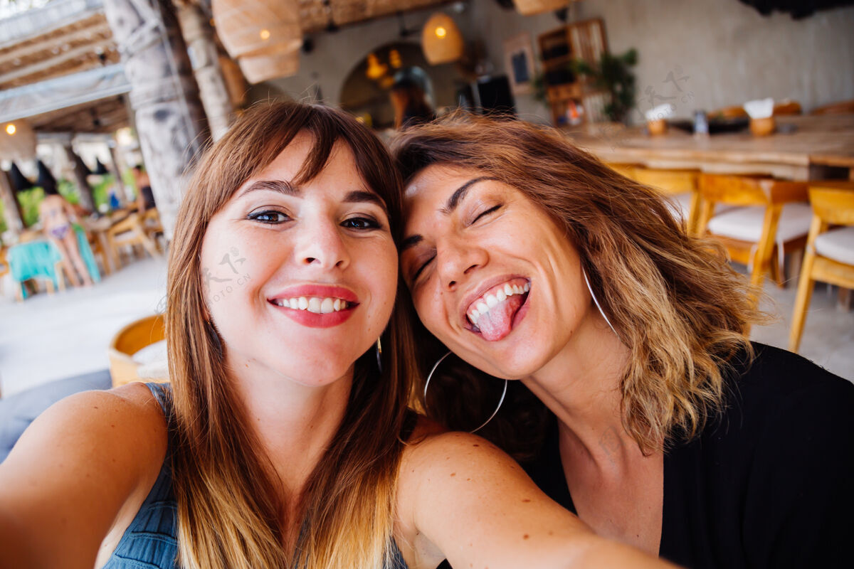 白种人两位自然妆容 短发的欧洲白人女性朋友在夏日咖啡馆自拍制作朋友成人