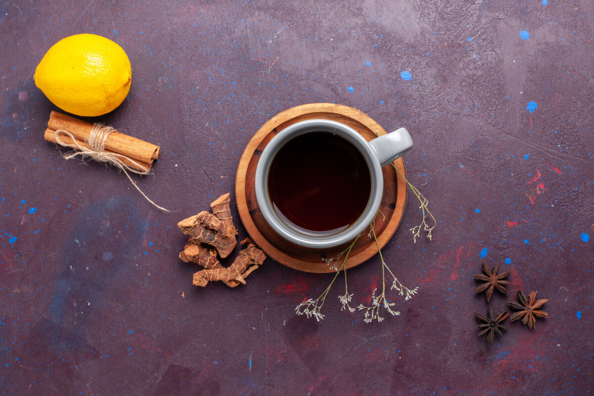 饮料顶视图茶与肉桂和柠檬对深色背景茶甜彩色照片咖啡热杯子