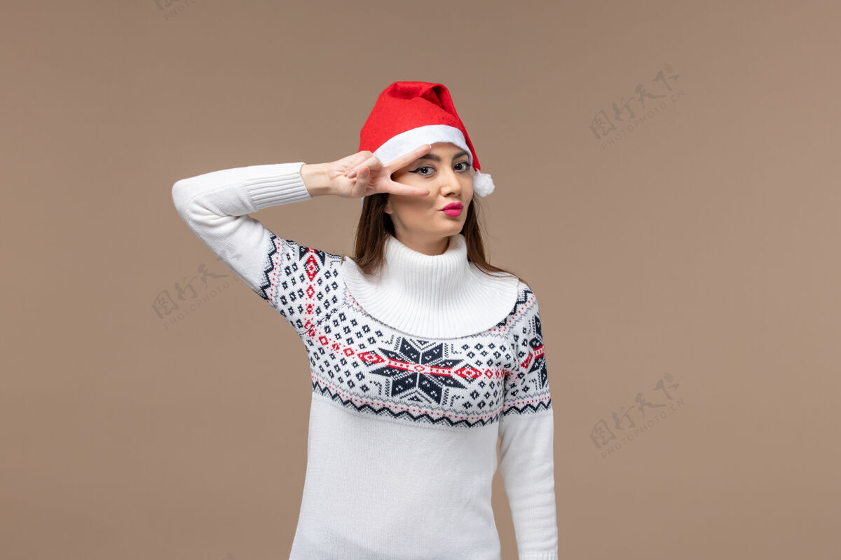 模特正面图年轻女性在深棕色背景上微笑感慨圣诞新年圣诞节棕色帽子
