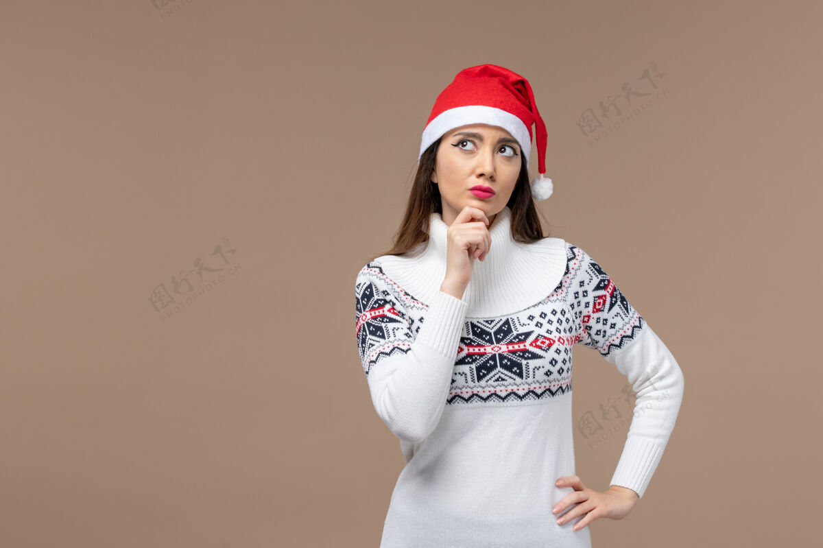 时尚前视图年轻女子与思考的棕色背景上的表达新年情感圣诞表情快乐新