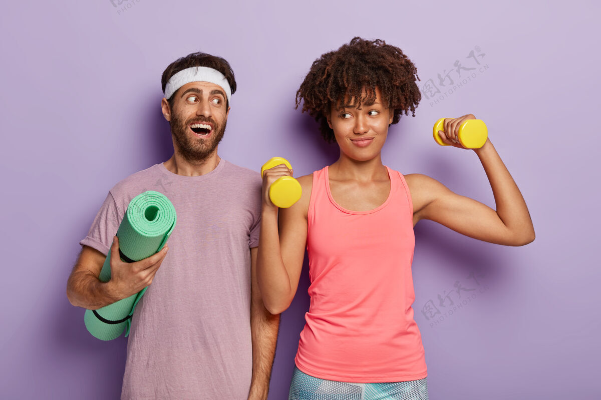 运动快乐的多民族情侣 运动成功 哑铃健身妻子锻炼积极