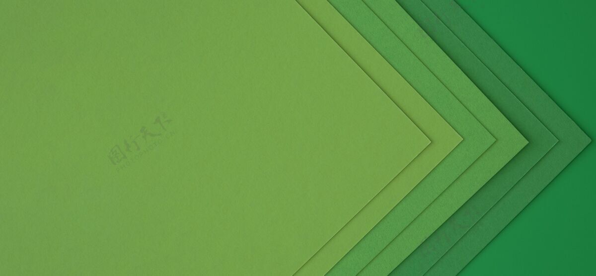 彩色层层叠叠的绿皮书创造出抽象的箭头室内艺术油漆