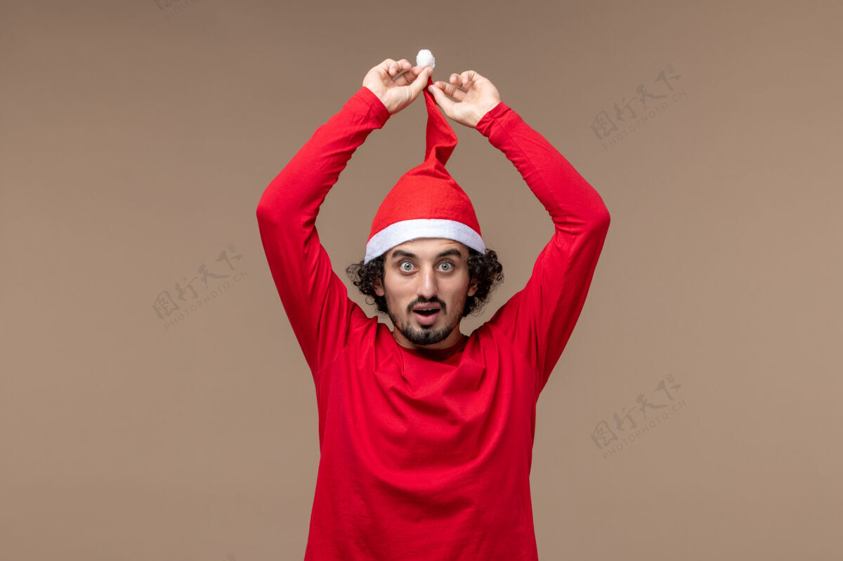 斗篷正面图：红色男装 棕色背景 圣诞斗篷 圣诞节情感男性棕色背景