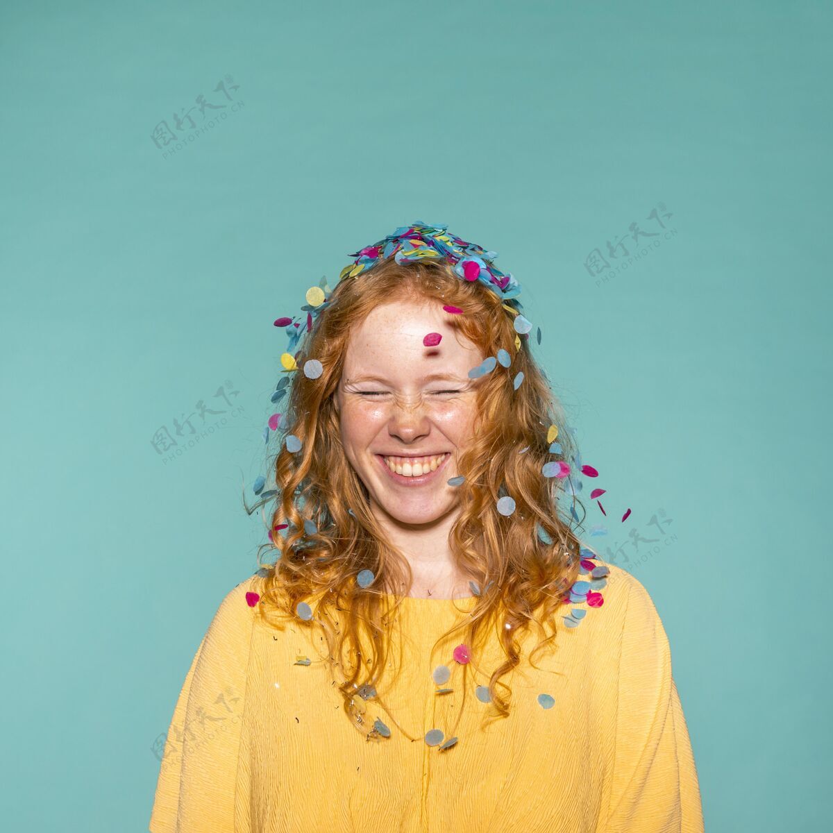 周年纪念年轻的红发女人头发上夹着五彩纸屑在聚会喜庆美丽庆祝