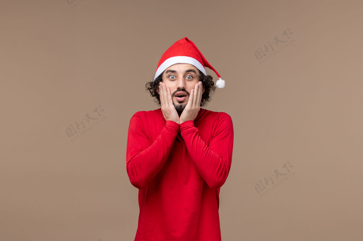 喜剧演员圣诞假期棕色办公桌上一脸兴奋的年轻人兴奋人风景