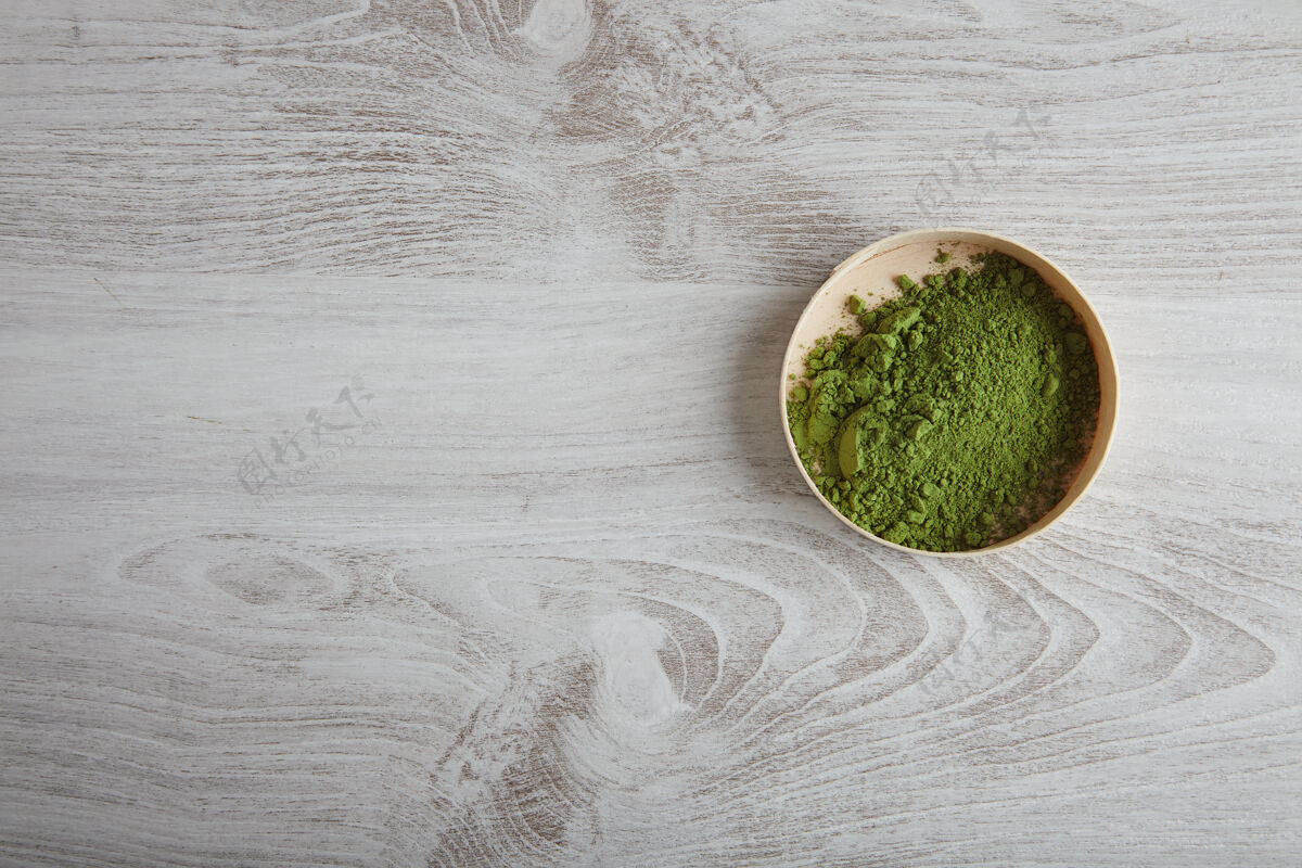 饮料顶视图有机优质抹茶粉在木箱隔离在白色简单的桌子上陶瓷表面饮食