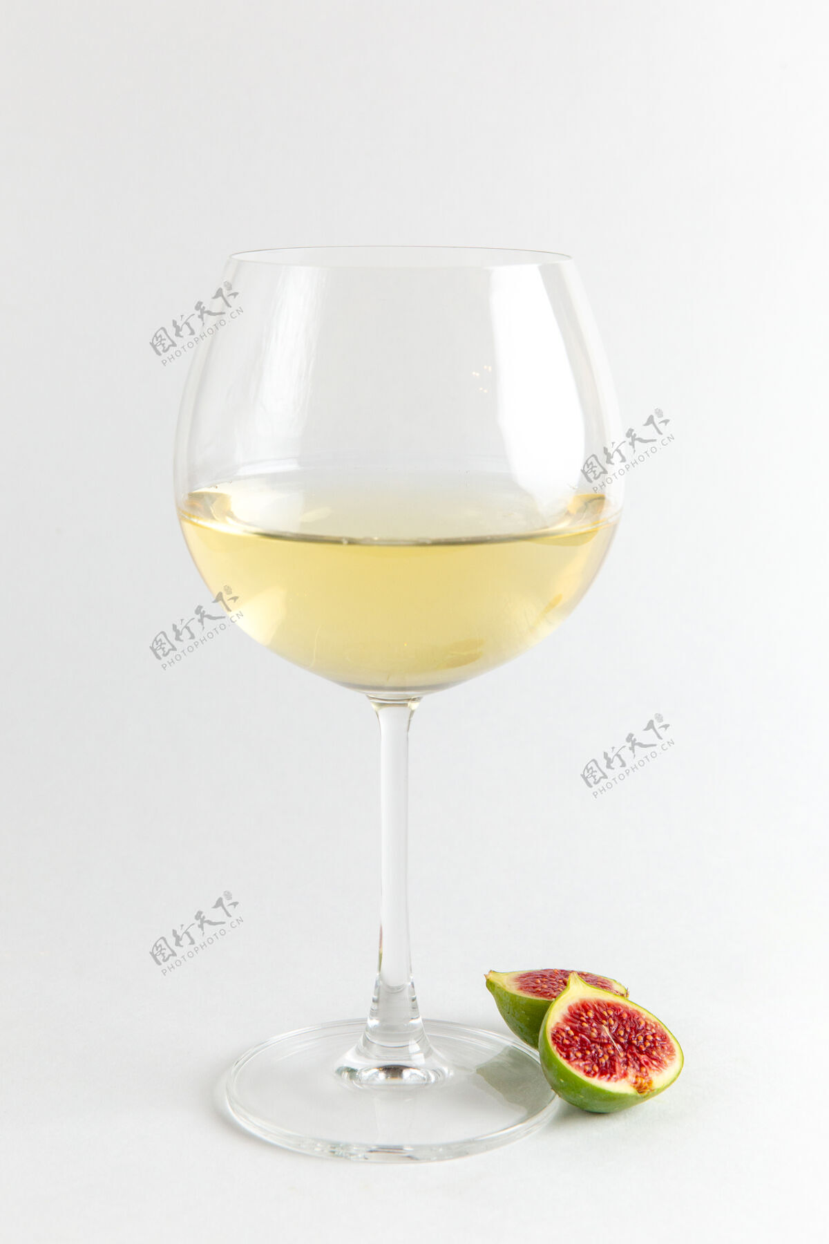 饮料正面图新鲜无花果片配上一杯白酒桌水果新鲜维生素树植物照片酒精吧新鲜玻璃杯无花果