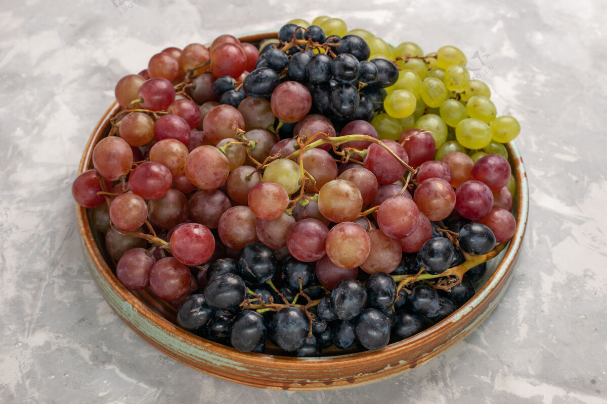 水果前视不同葡萄多汁醇厚酸味水果浅白桌上水果新鲜醇厚果汁酒浆果桌子酒