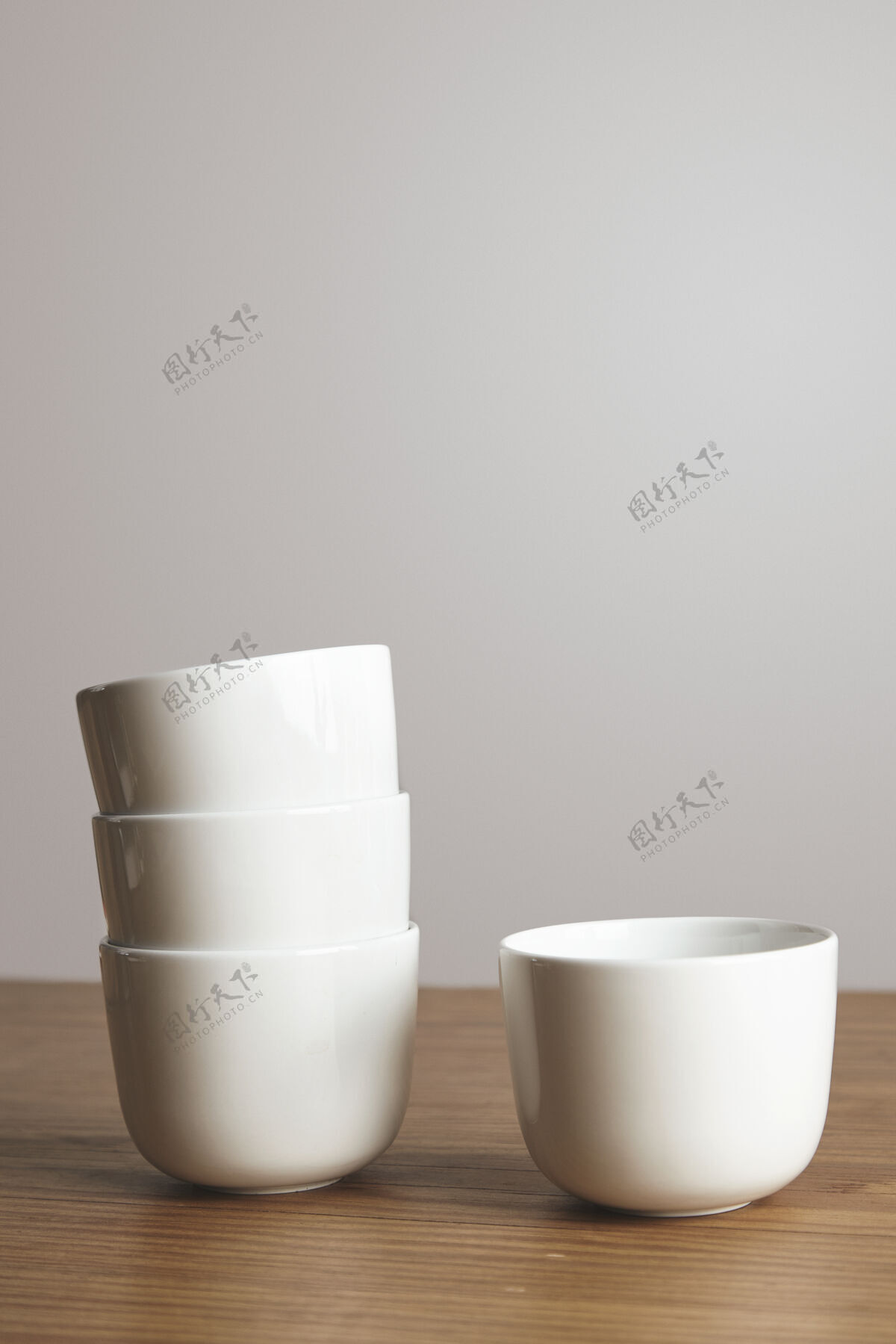 金属侧视图直形空白白色简单的咖啡杯在金字塔上的厚木桌上孤立黑暗的时髦的咖啡