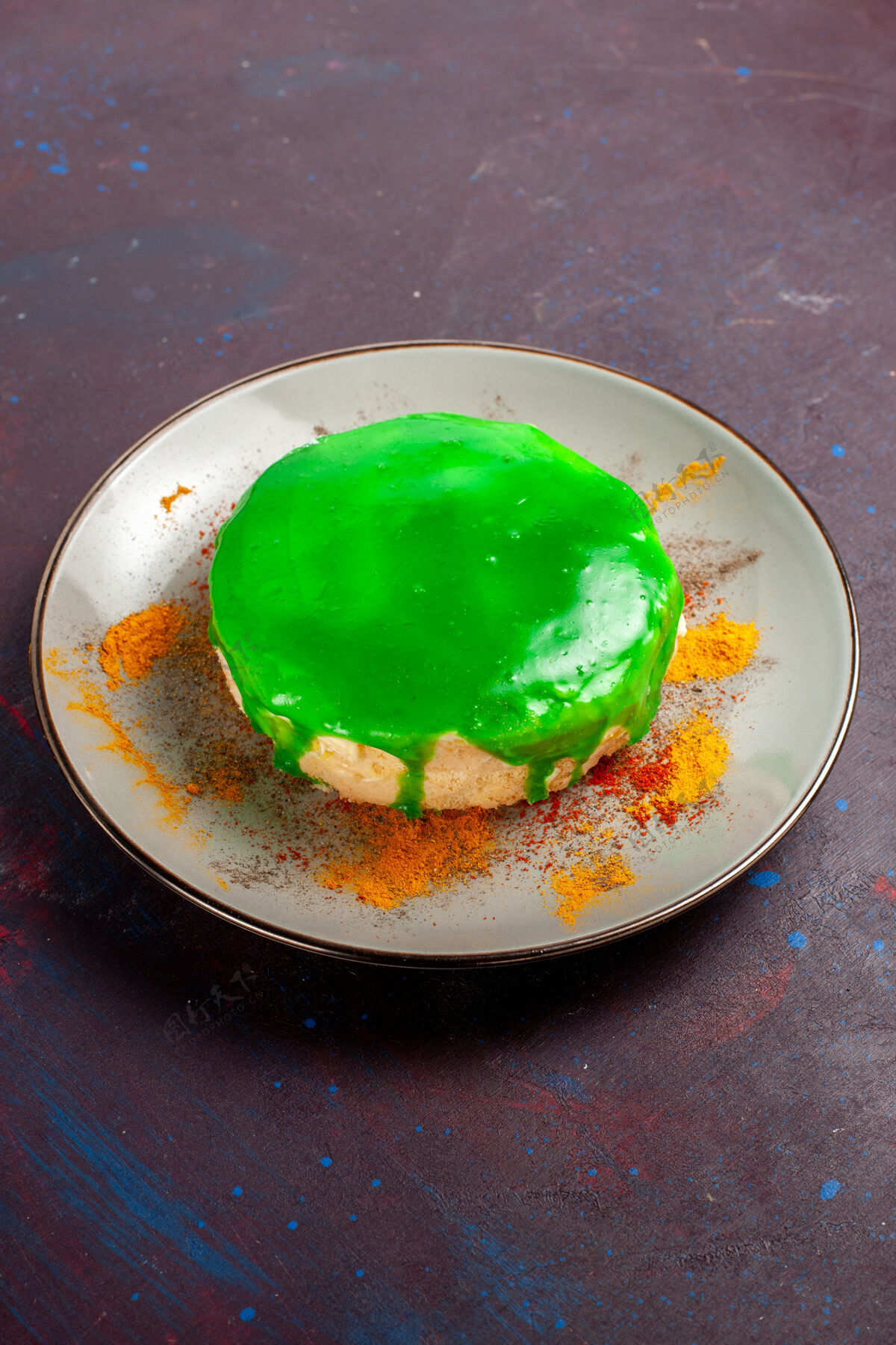 茶前视小蛋糕与绿色奶油蛋糕糖饼干甜饼饼干茶蔬菜蛋糕饼干