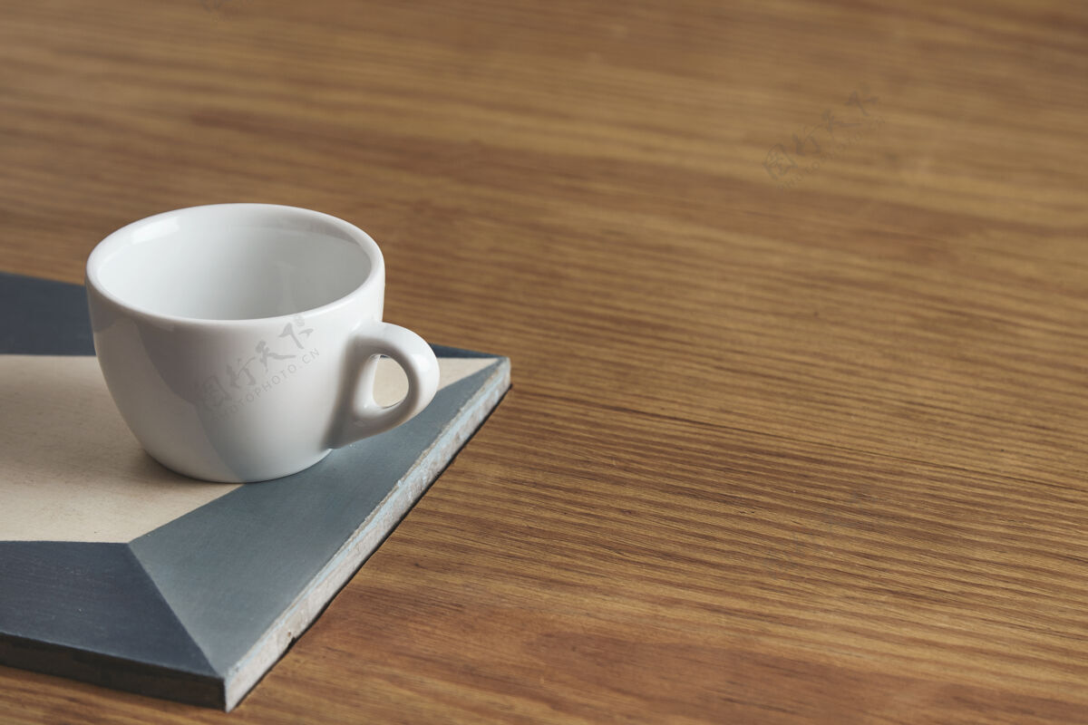 玻璃空白的白色咖啡杯放在咖啡厅的厚木桌上的陶瓷板上杯子木头厨房