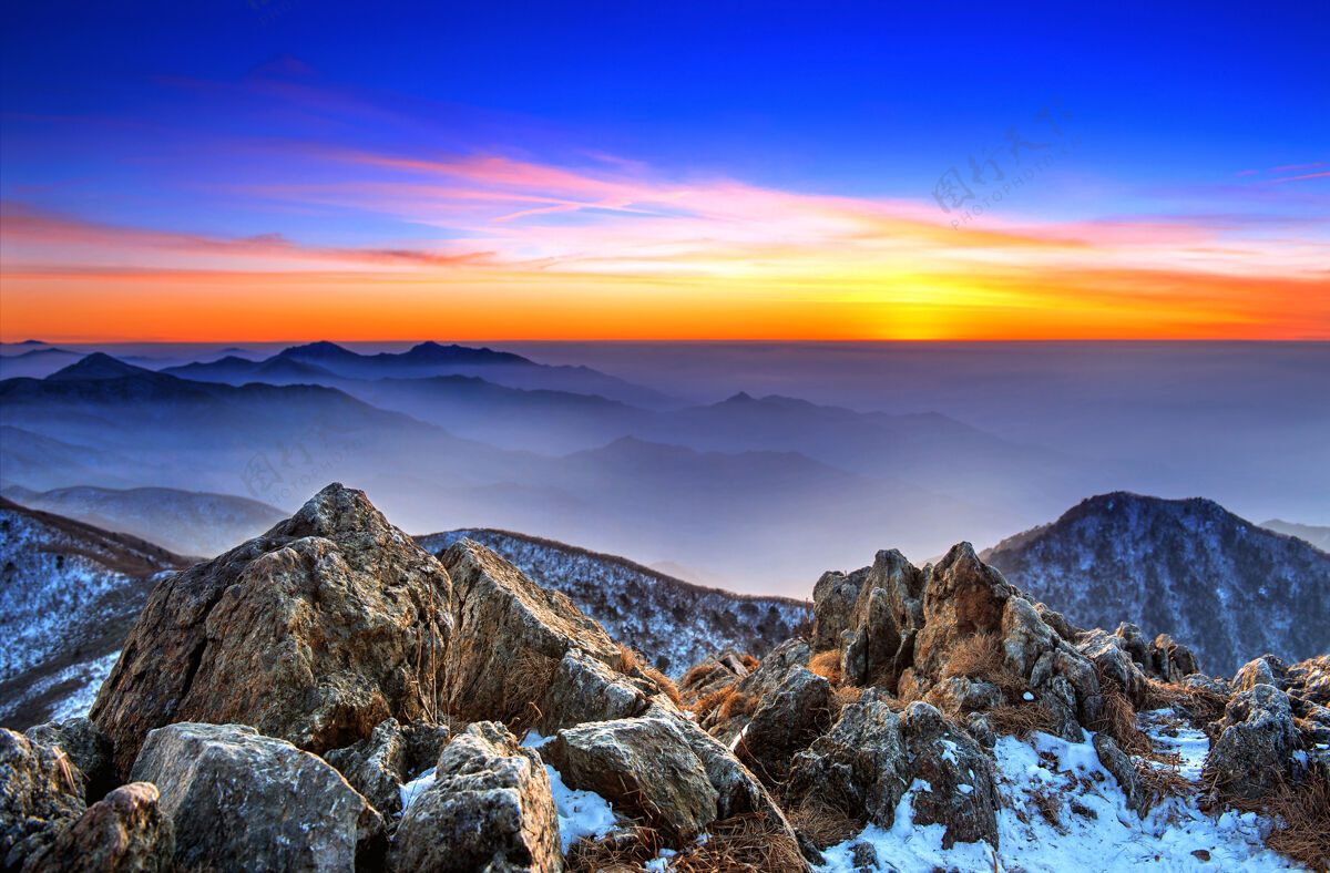 登山美丽的风景日落在德古山国家公园在冬季 韩国山顶部首尔