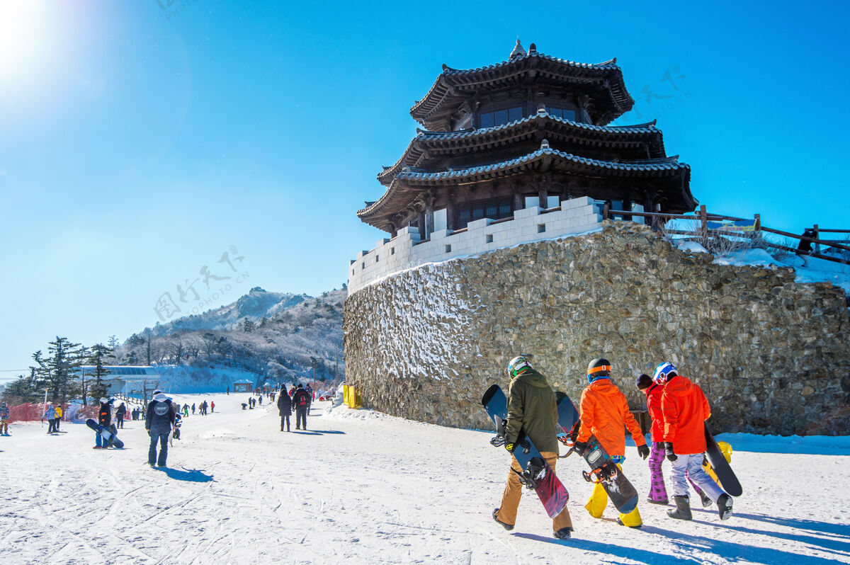向上游客们在韩国德古山附近拍摄美丽的风景和滑雪国家天气首尔