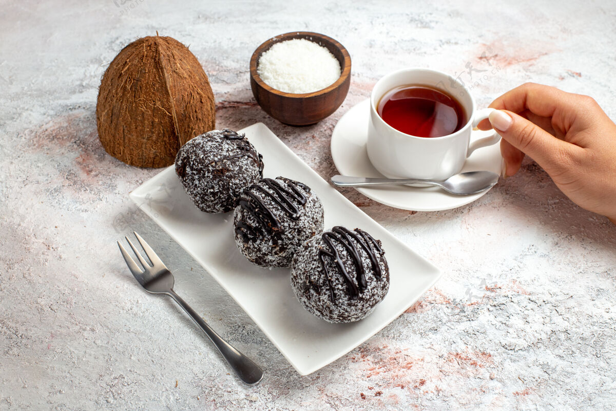 马克杯正面图巧克力蛋糕配上一杯茶 表面呈浅白色巧克力蛋糕饼干糖甜饼干蛋糕咖啡因杯子